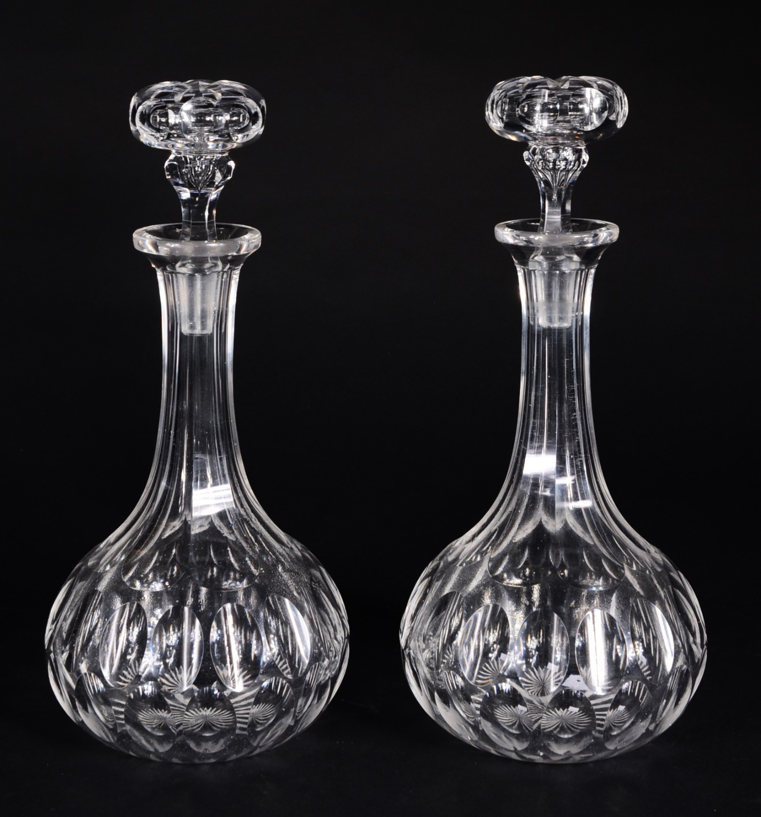 Par de garrafas de cristal frances lapidado, possivelmente Baccarat... - foto 1 de 10