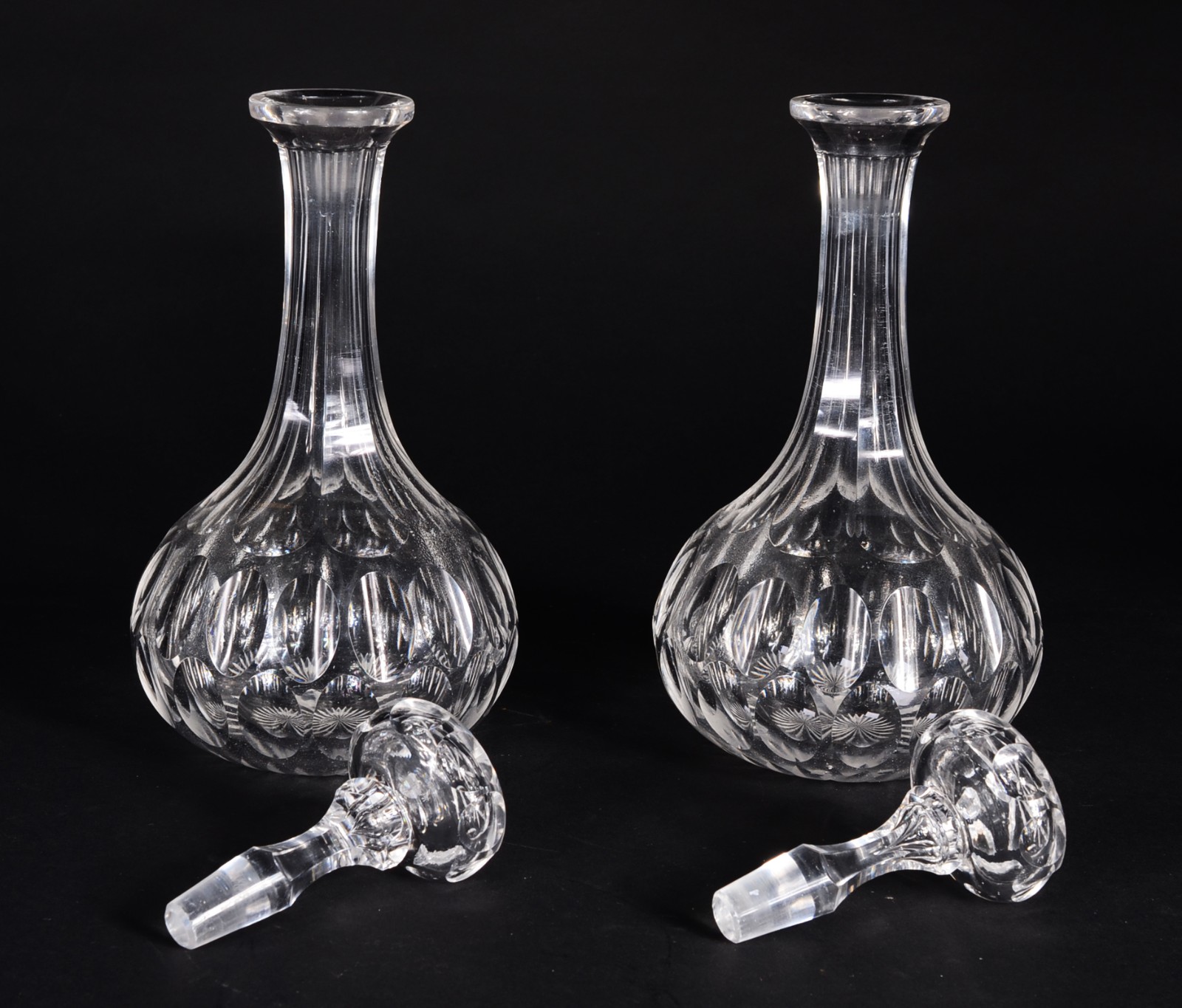 Par de garrafas de cristal frances lapidado, possivelmente Baccarat... - foto 6 de 10