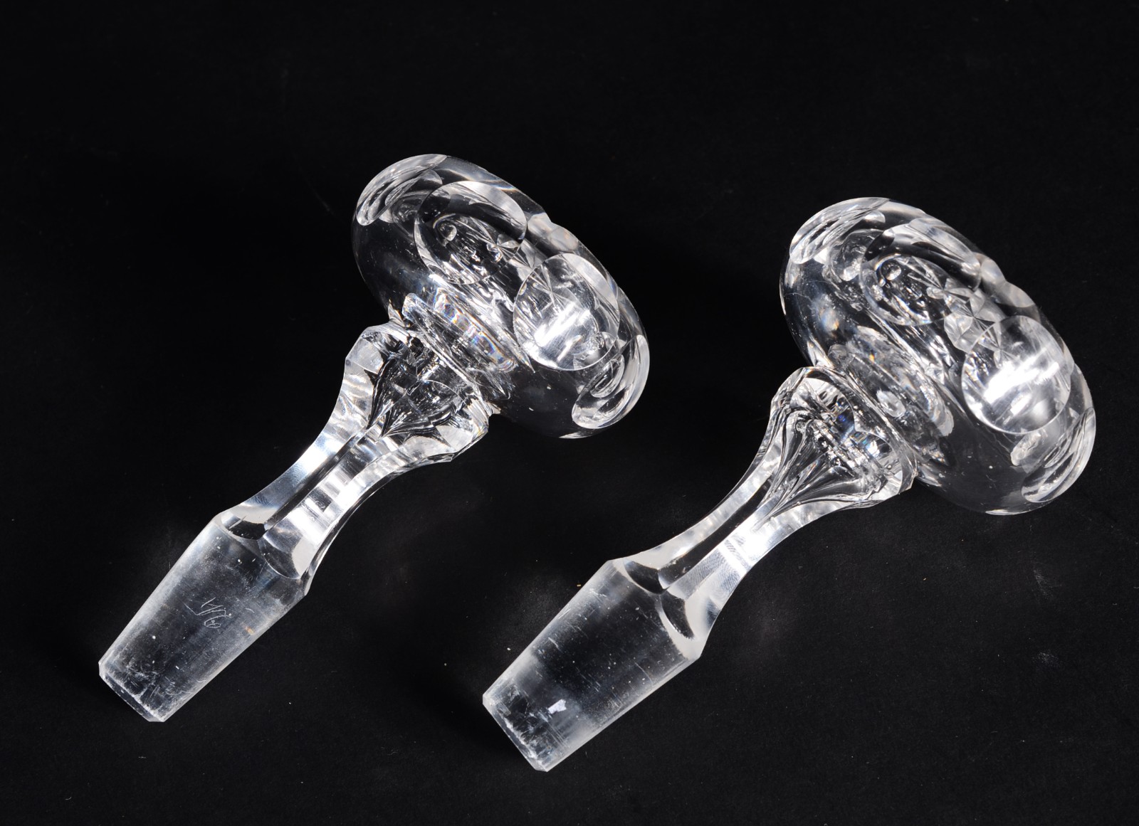 Par de garrafas de cristal frances lapidado, possivelmente Baccarat... - foto 9 de 10