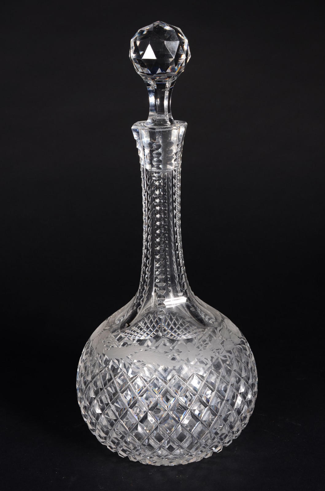 Garrafa de cristal europeu ricamente lapidado, flores lavradas e... - foto 1 de 8