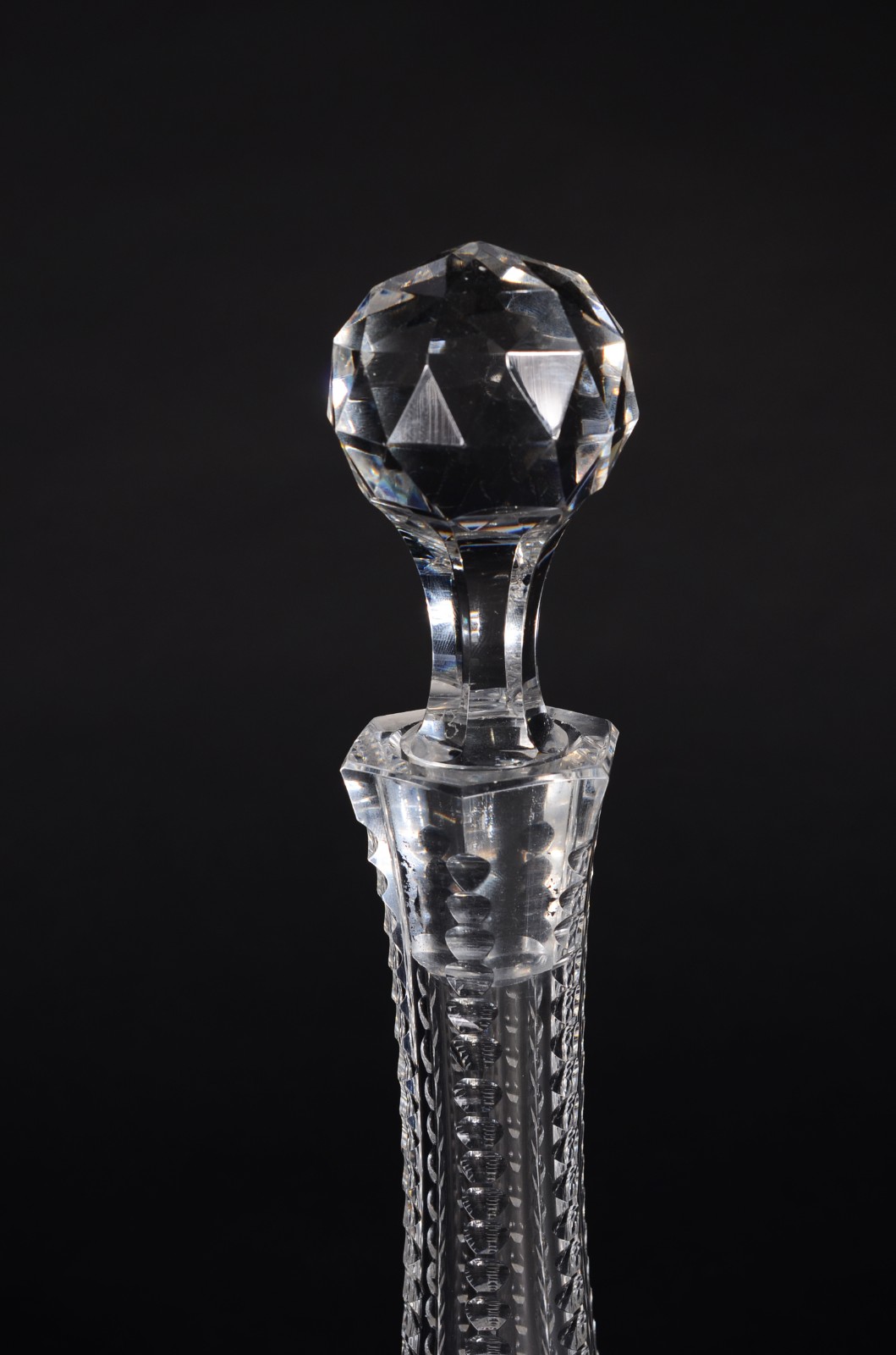 Garrafa de cristal europeu ricamente lapidado, flores lavradas e... - foto 2 de 8