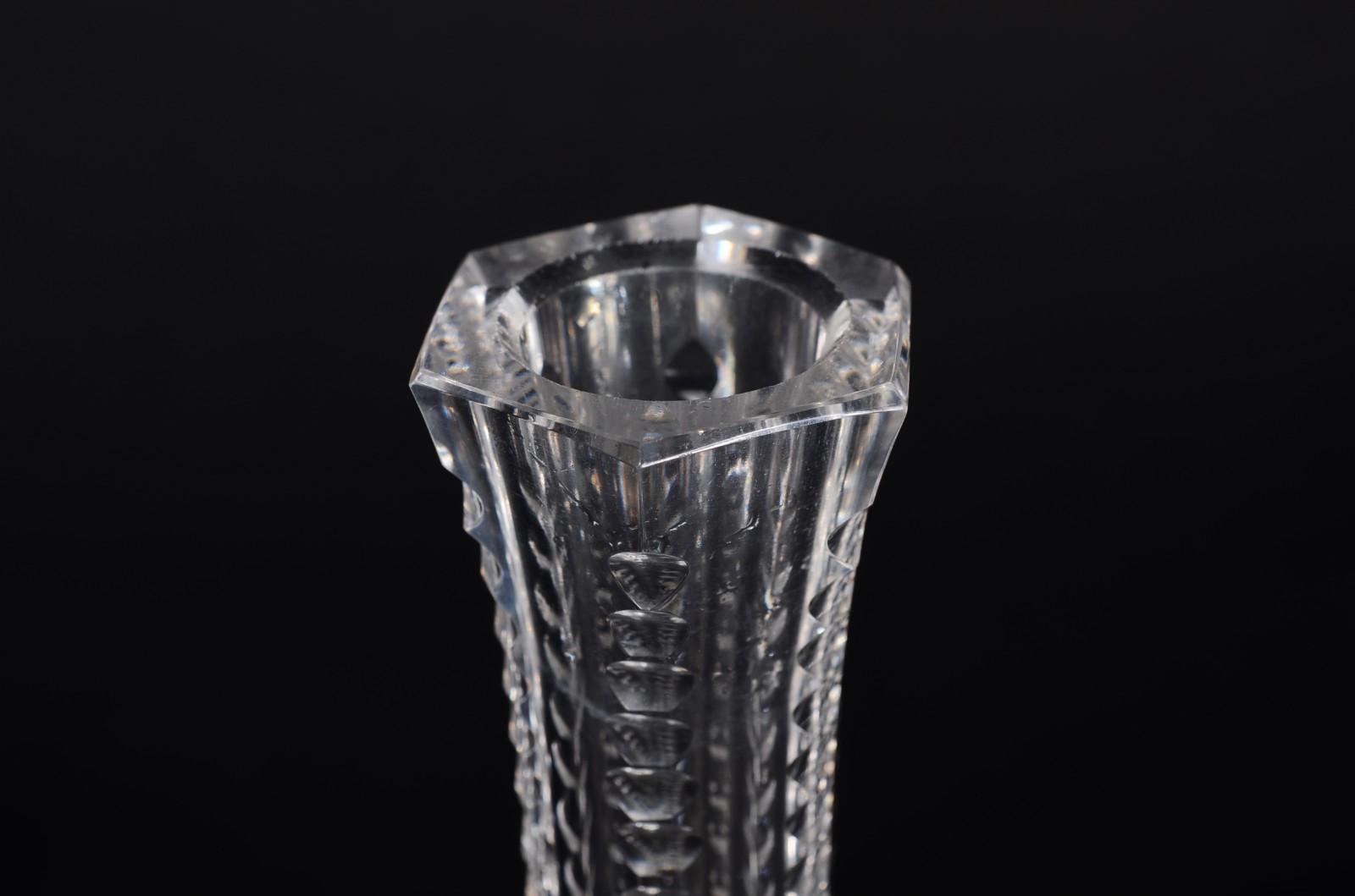 Garrafa de cristal europeu ricamente lapidado, flores lavradas e... - foto 3 de 8