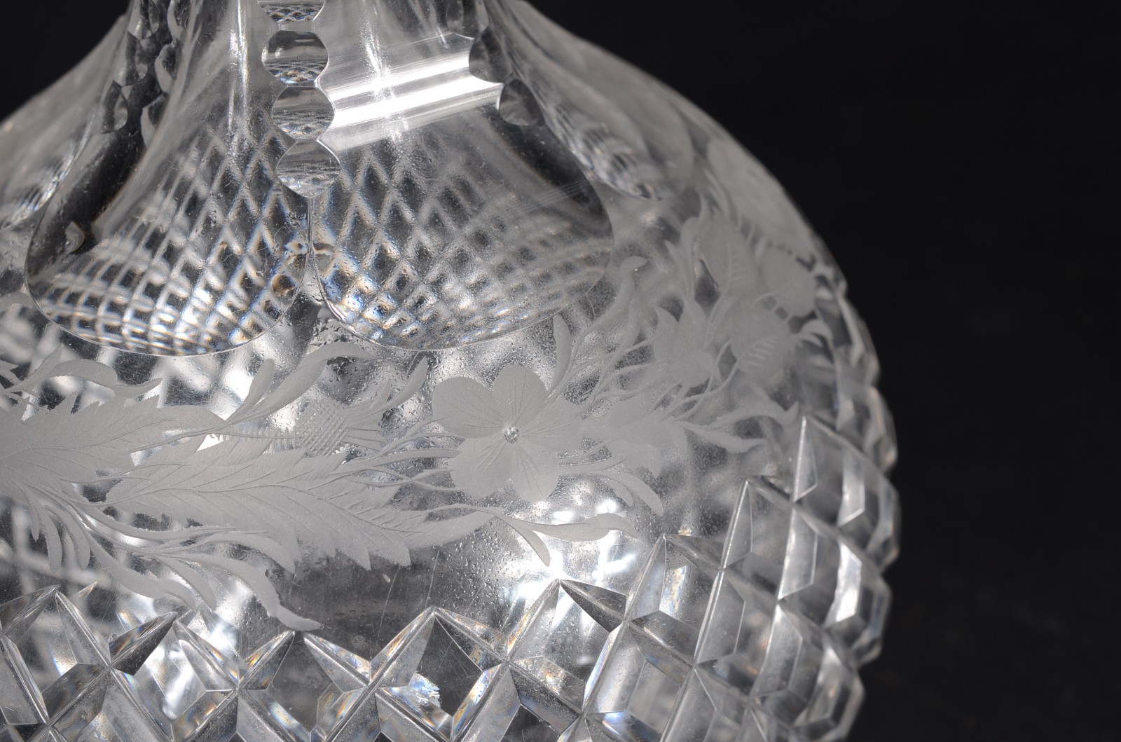 Garrafa de cristal europeu ricamente lapidado, flores lavradas e... - foto 4 de 8