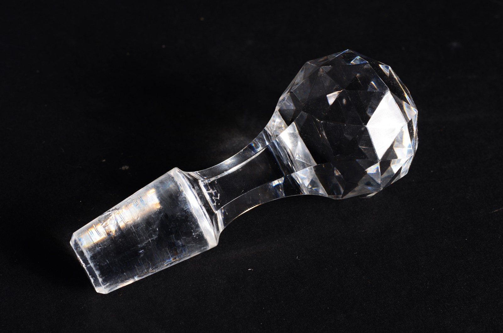 Garrafa de cristal europeu ricamente lapidado, flores lavradas e... - foto 5 de 8