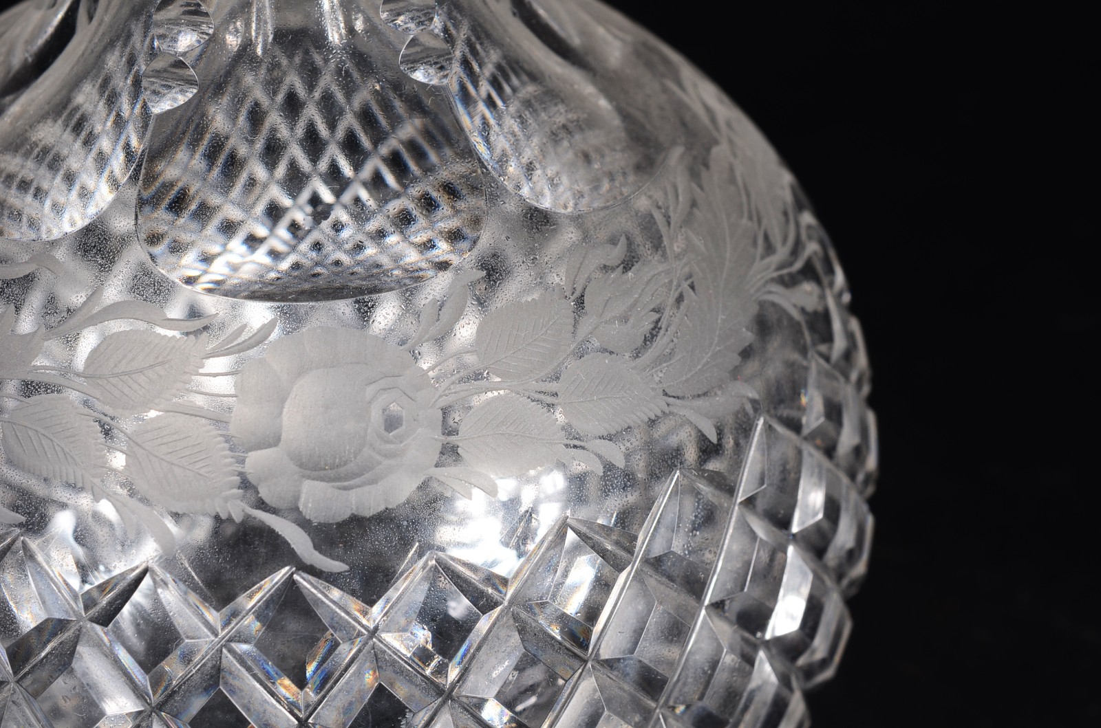 Garrafa de cristal europeu ricamente lapidado, flores lavradas e... - foto 6 de 8