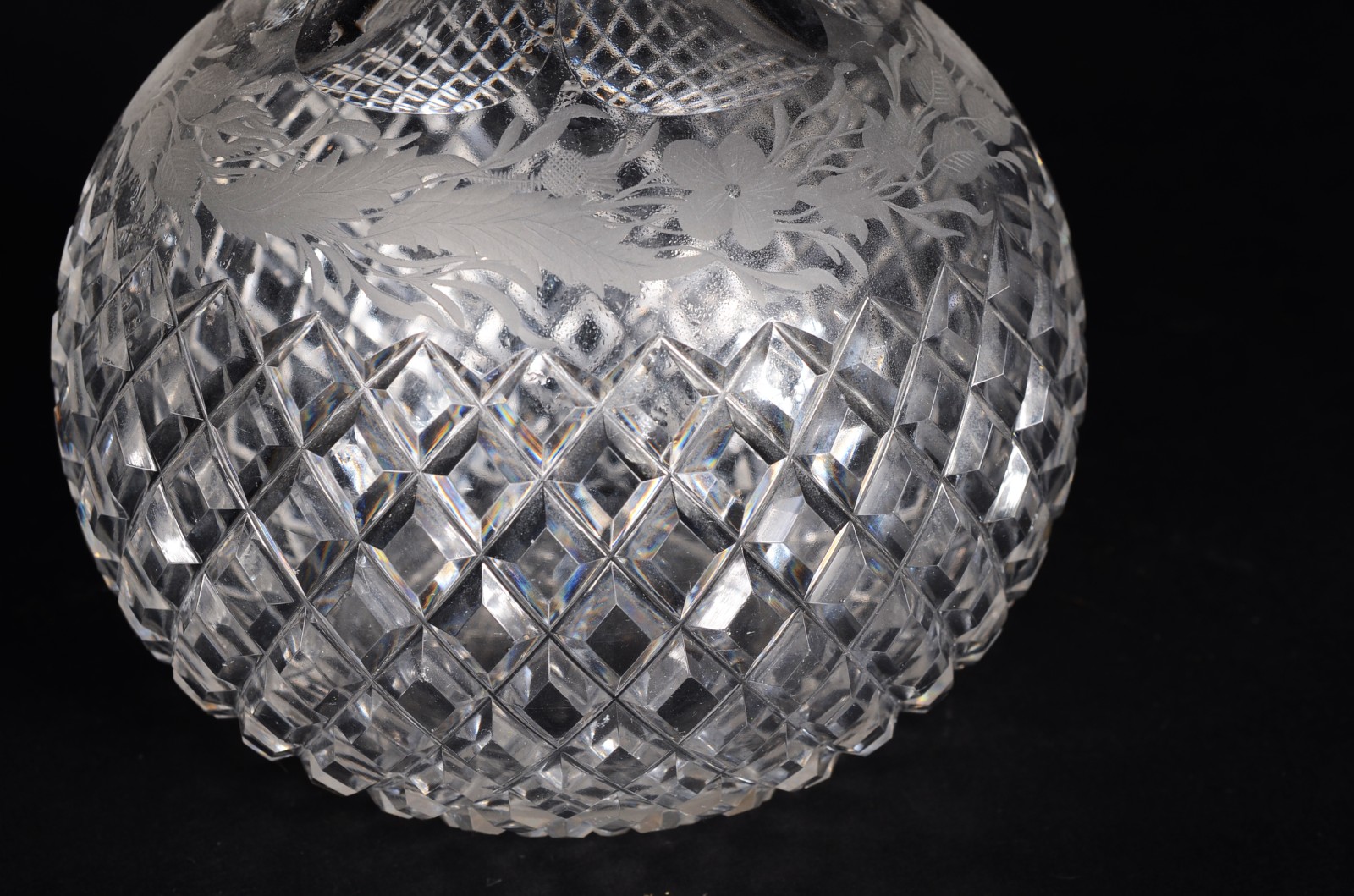 Garrafa de cristal europeu ricamente lapidado, flores lavradas e... - foto 7 de 8