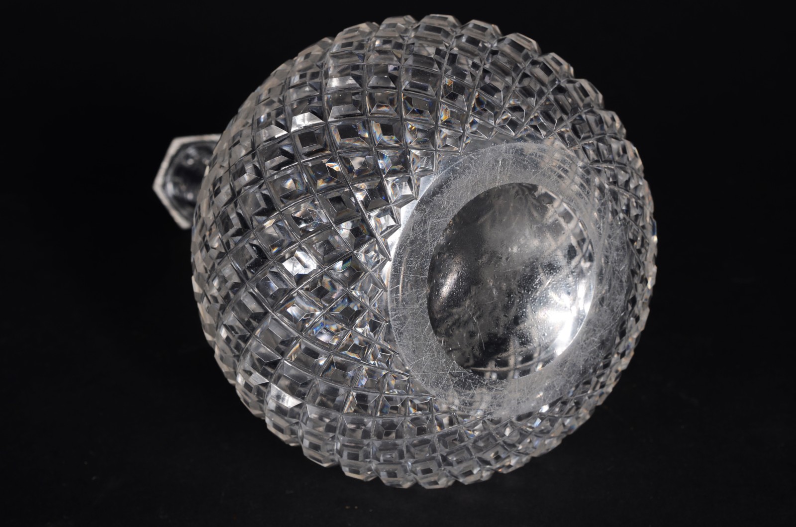 Garrafa de cristal europeu ricamente lapidado, flores lavradas e... - foto 8 de 8