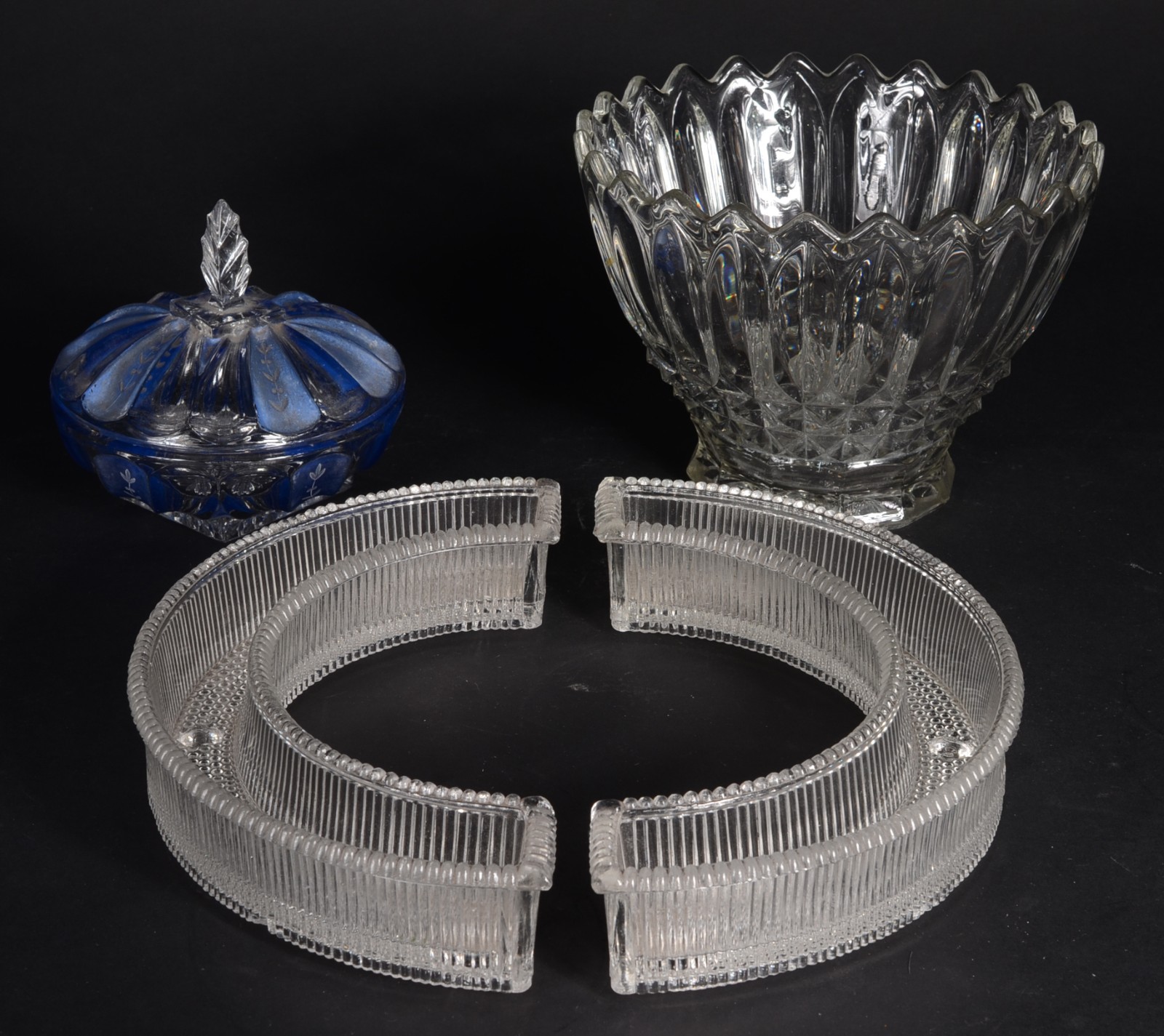 Quatro peças de vidro/cristal, sendo: bowl com borda recortada... - foto 1 de 11