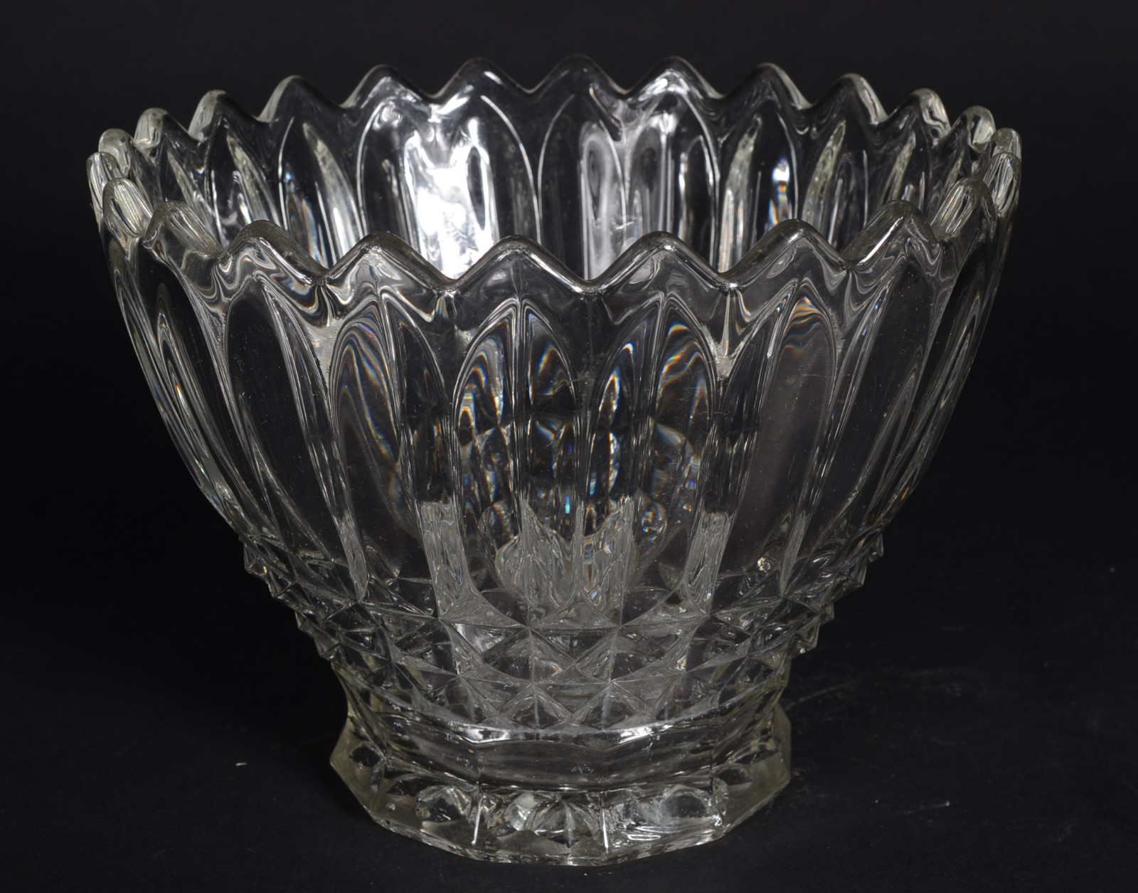 Quatro peças de vidro/cristal, sendo: bowl com borda recortada... - foto 5 de 11