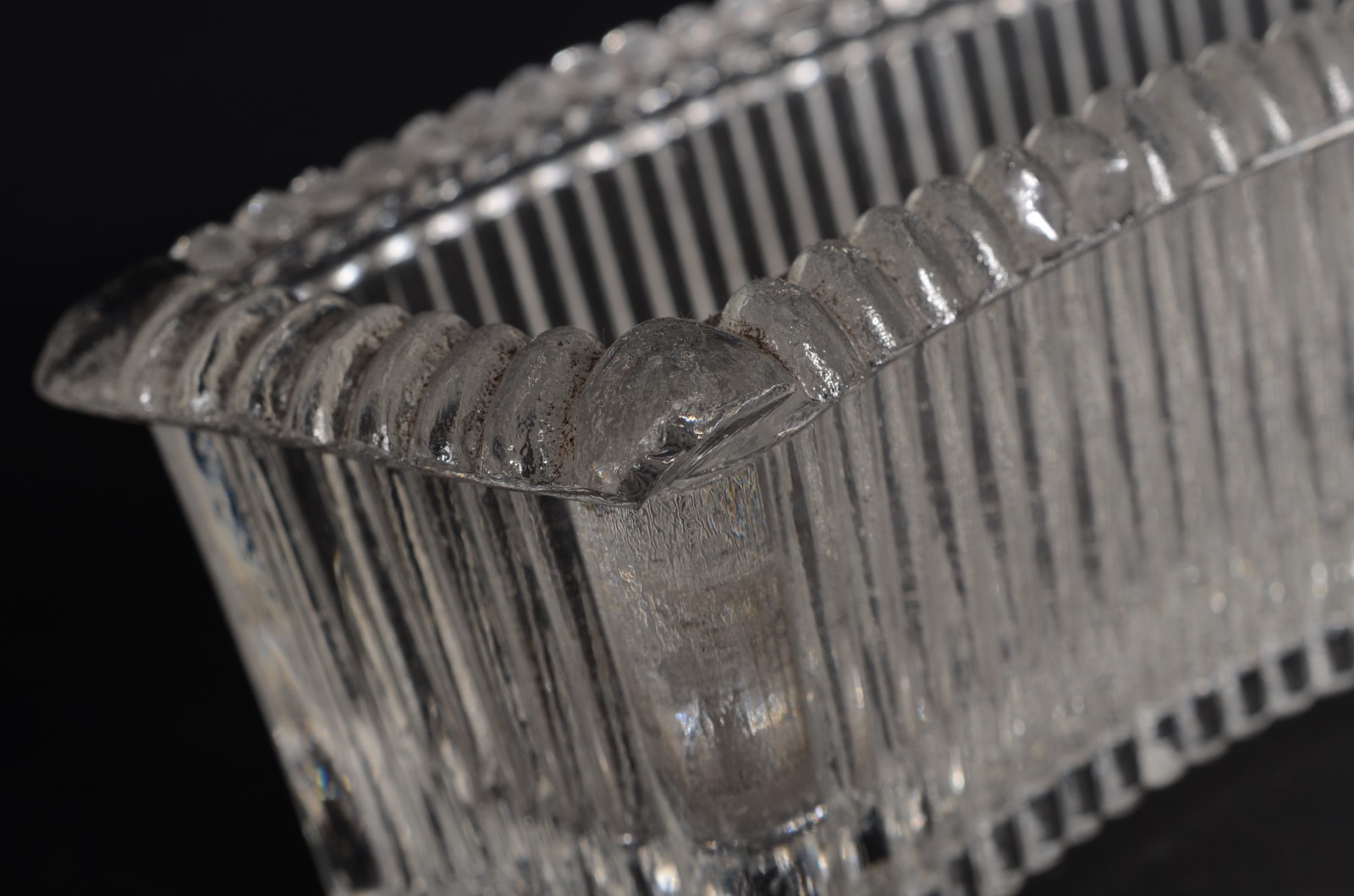 Quatro peças de vidro/cristal, sendo: bowl com borda recortada... - foto 6 de 11