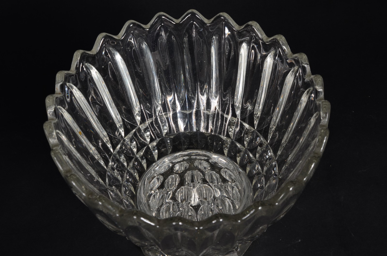 Quatro peças de vidro/cristal, sendo: bowl com borda recortada... - foto 7 de 11