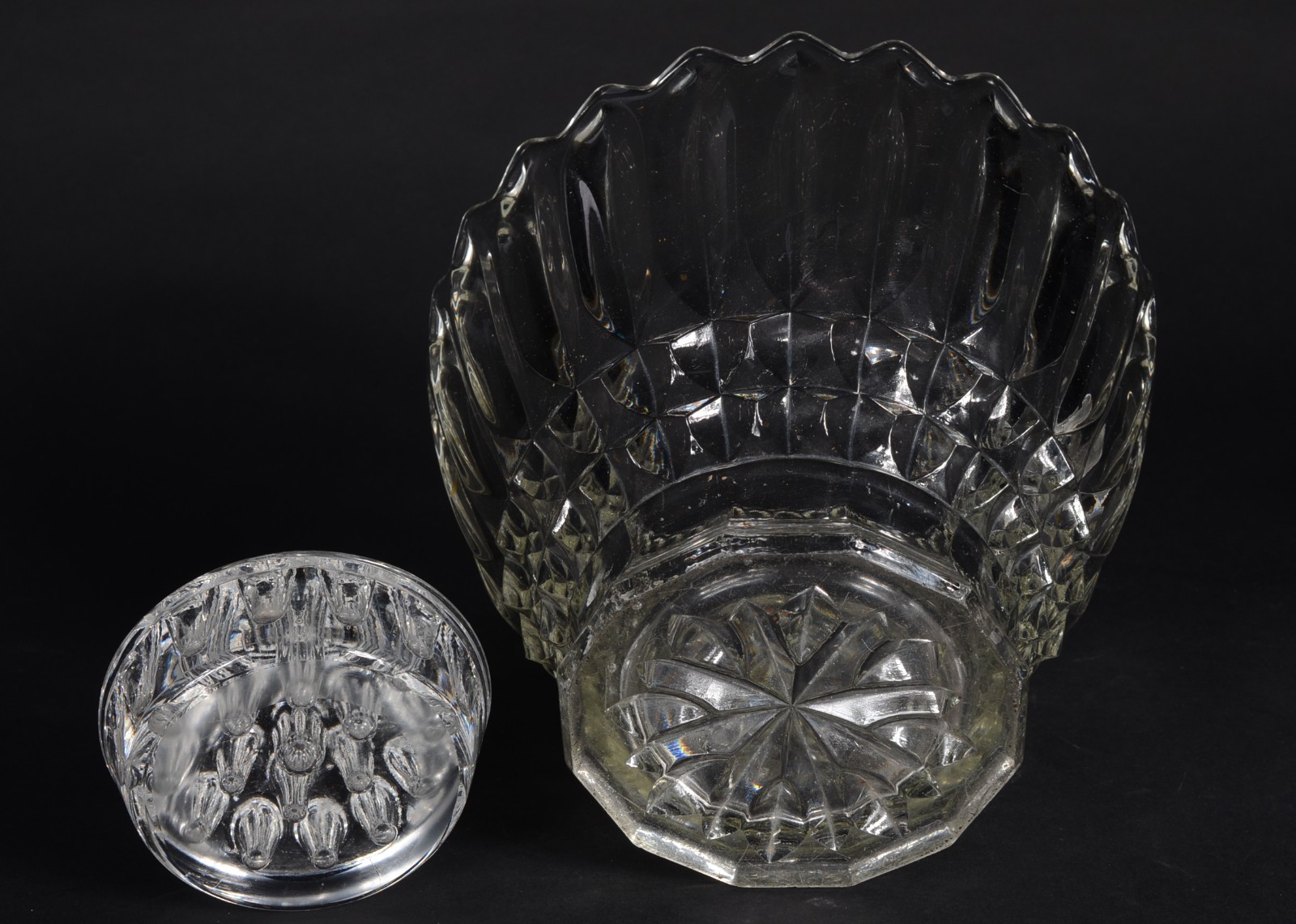 Quatro peças de vidro/cristal, sendo: bowl com borda recortada... - foto 9 de 11