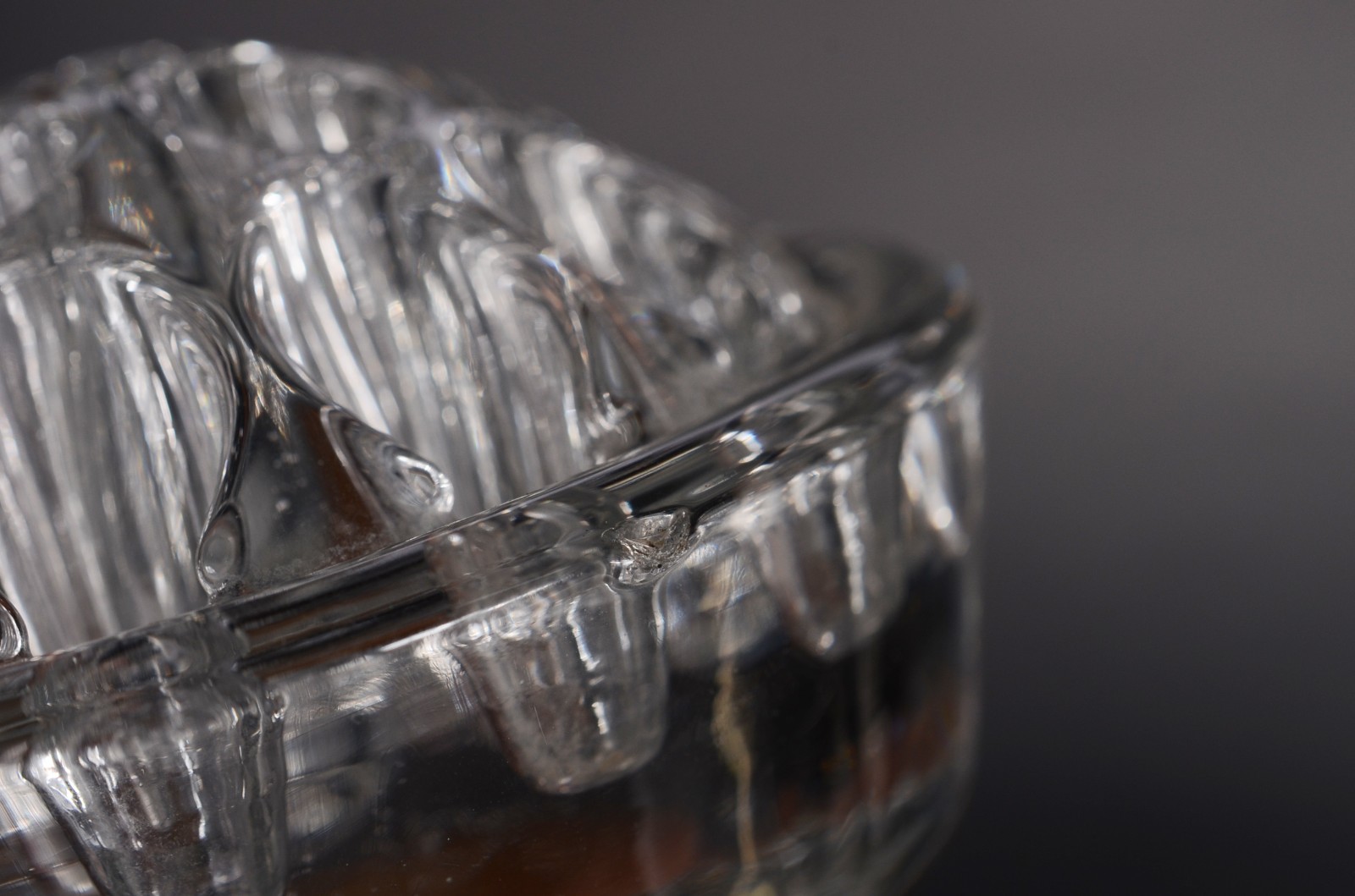 Quatro peças de vidro/cristal, sendo: bowl com borda recortada... - foto 10 de 11