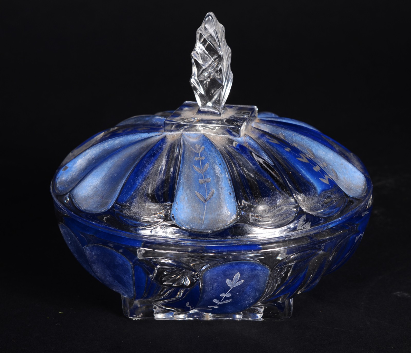 Quatro peças de vidro/cristal, sendo: bowl com borda recortada... - foto 11 de 11