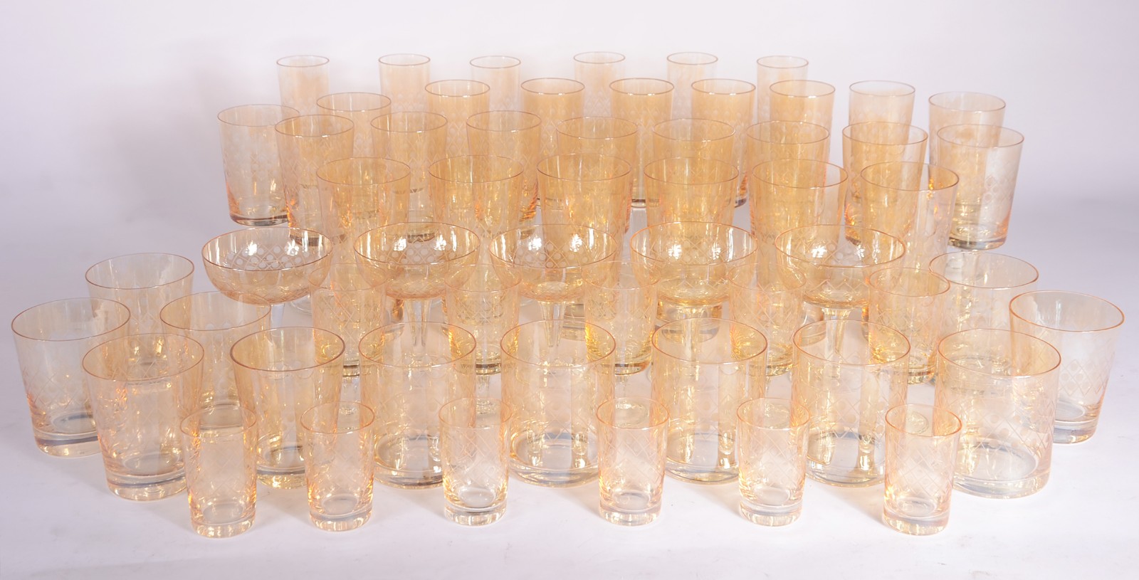 Serviço de cristal amarelo lapidado, composto de: 6 copos para... - foto 1 de 8