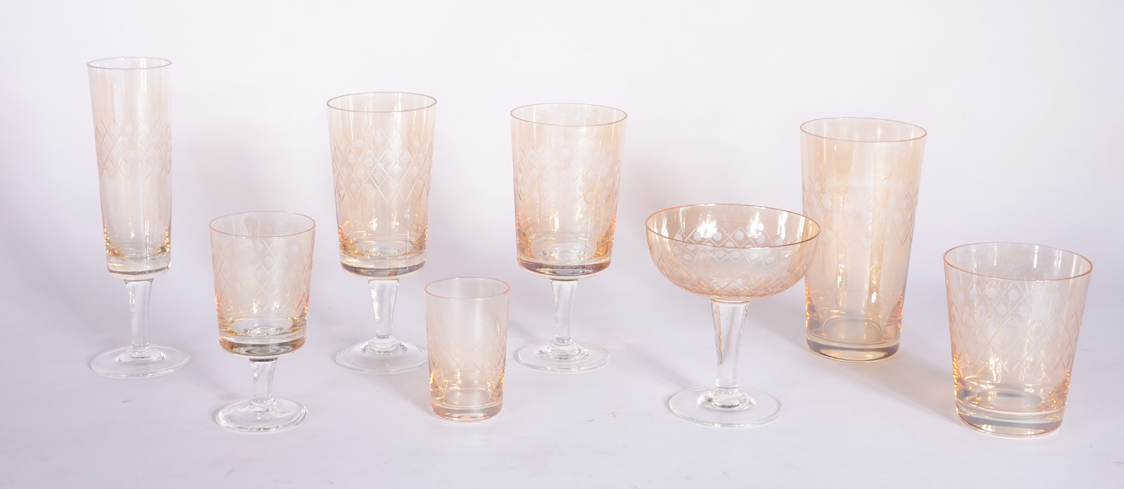 Serviço de cristal amarelo lapidado, composto de: 6 copos para... - foto 2 de 8