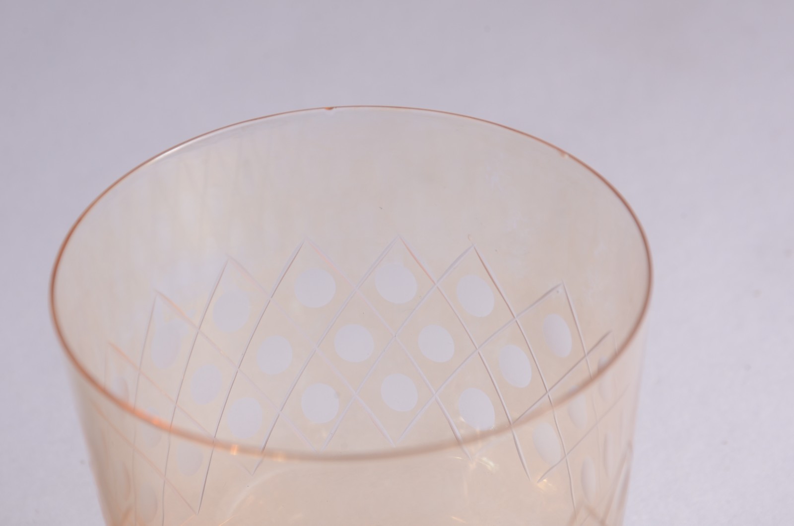 Serviço de cristal amarelo lapidado, composto de: 6 copos para... - foto 3 de 8