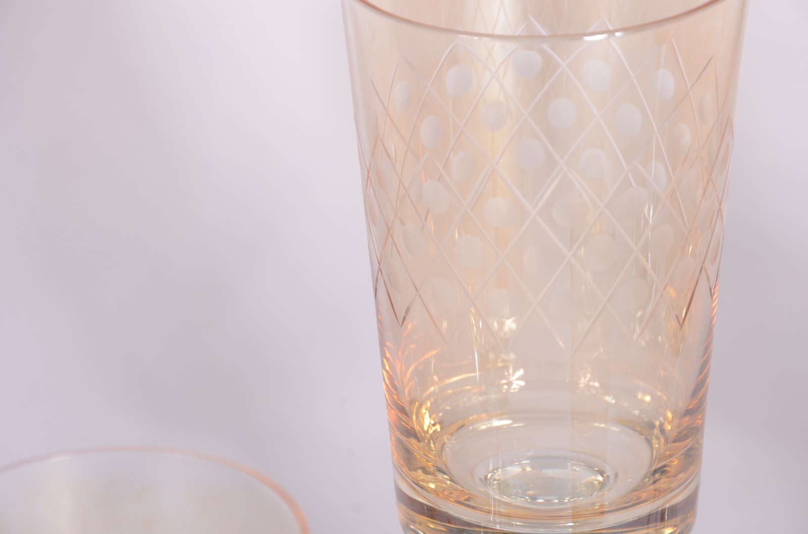 Serviço de cristal amarelo lapidado, composto de: 6 copos para... - foto 6 de 8