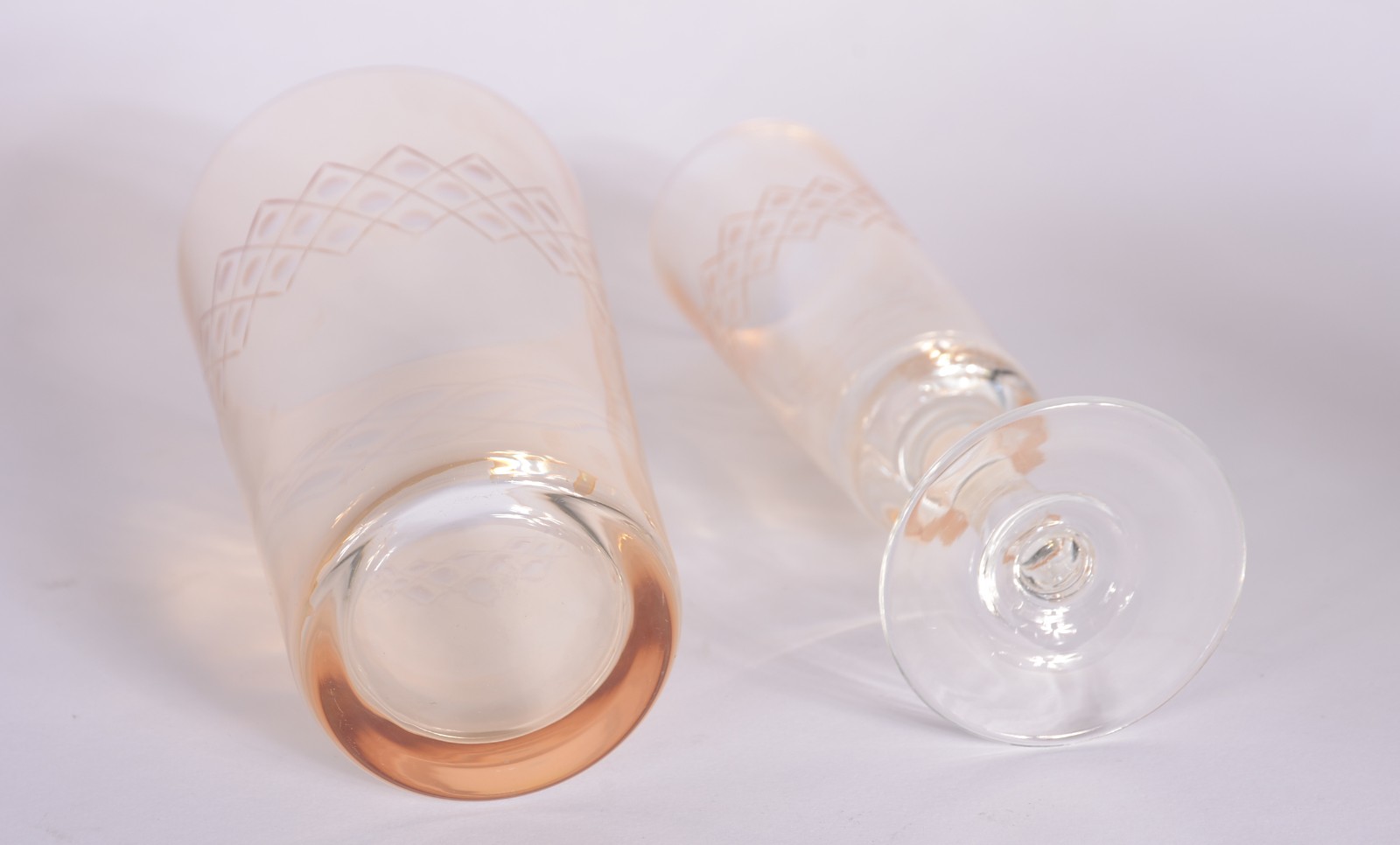 Serviço de cristal amarelo lapidado, composto de: 6 copos para... - foto 8 de 8