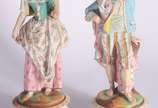 Par de figuras de porcelana policromada represe... - Par de figuras de porcelana policromada representando casal de camponeses. Figura feminina esta quebrada, mão esquerda faltando partes e com col...