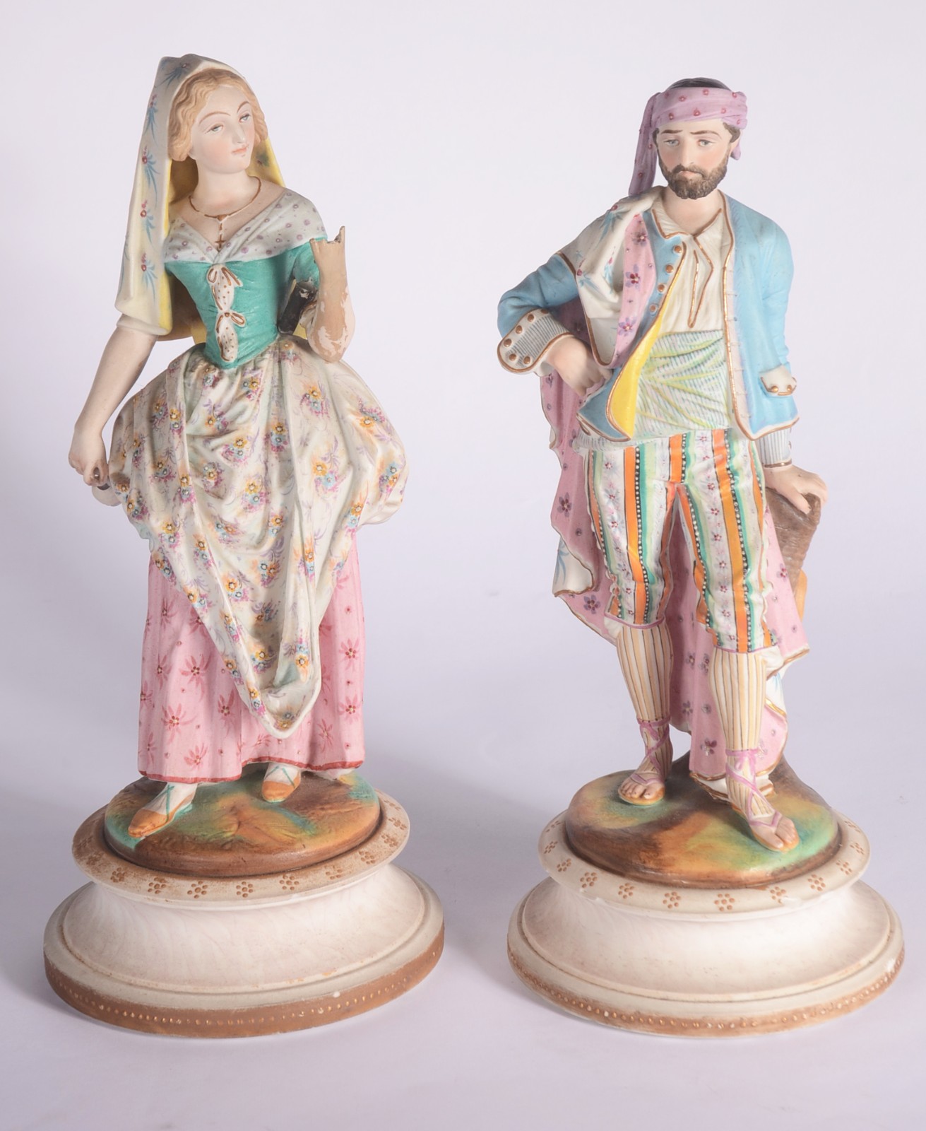 Par de figuras de porcelana policromada representando casal de... - foto 1 de 10