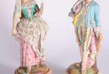 Par de figuras de porcelana policromada represe... - Par de figuras de porcelana policromada representando casal de camponeses. Figura feminina esta quebrada, mão esquerda faltando partes e com col...