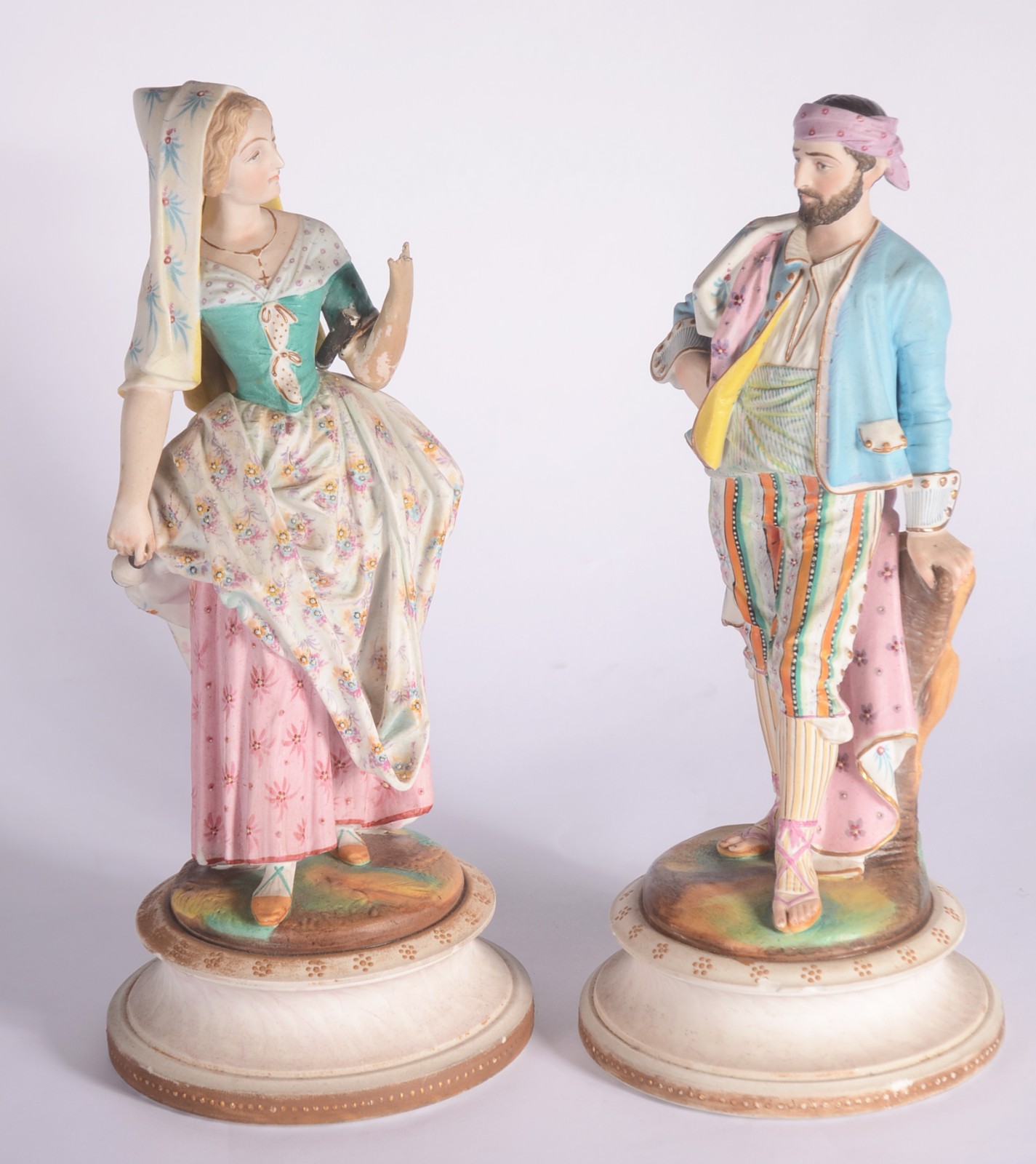 Par de figuras de porcelana policromada representando casal de... - foto 2 de 10