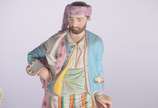 Par de figuras de porcelana policromada represe... - Par de figuras de porcelana policromada representando casal de camponeses. Figura feminina esta quebrada, mão esquerda faltando partes e com col...