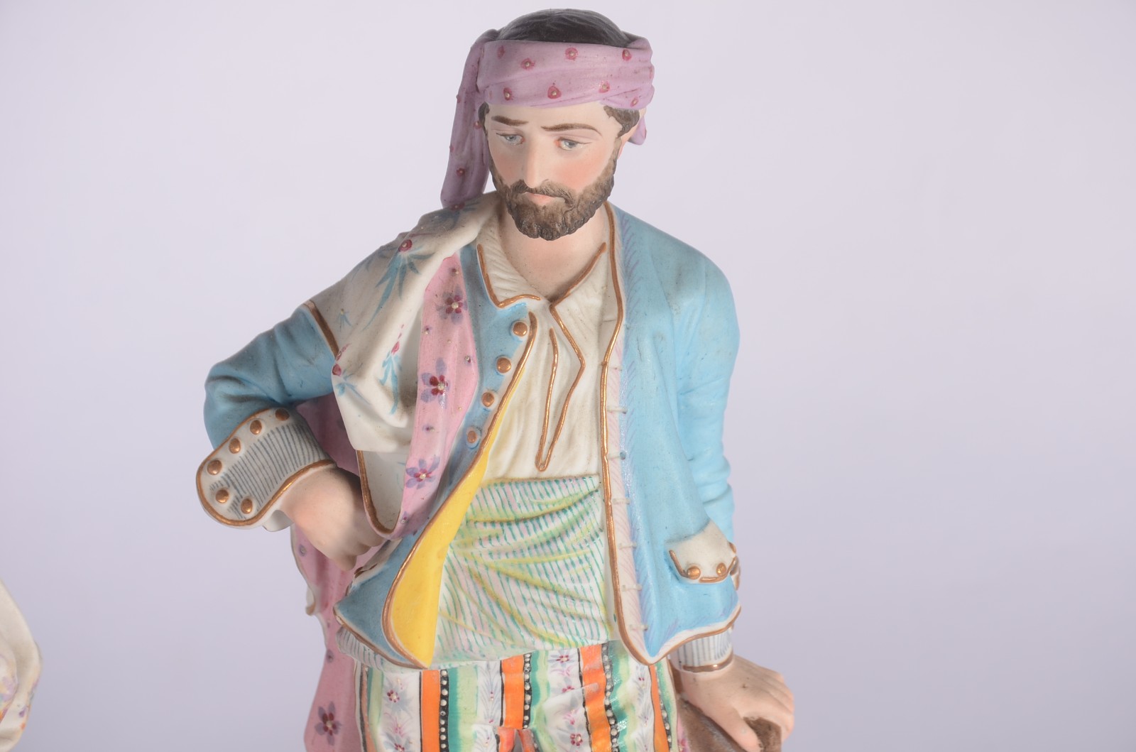 Par de figuras de porcelana policromada representando casal de... - foto 3 de 10