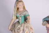 Par de figuras de porcelana policromada represe... - Par de figuras de porcelana policromada representando casal de camponeses. Figura feminina esta quebrada, mão esquerda faltando partes e com col...