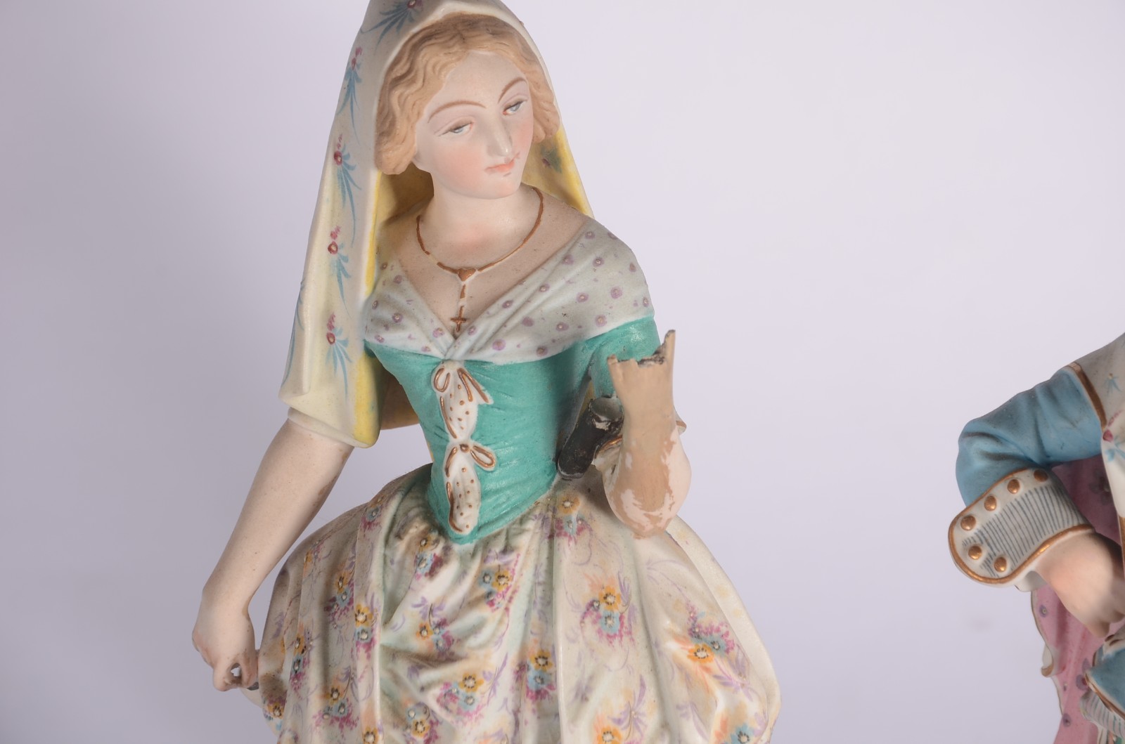 Par de figuras de porcelana policromada representando casal de... - foto 4 de 10