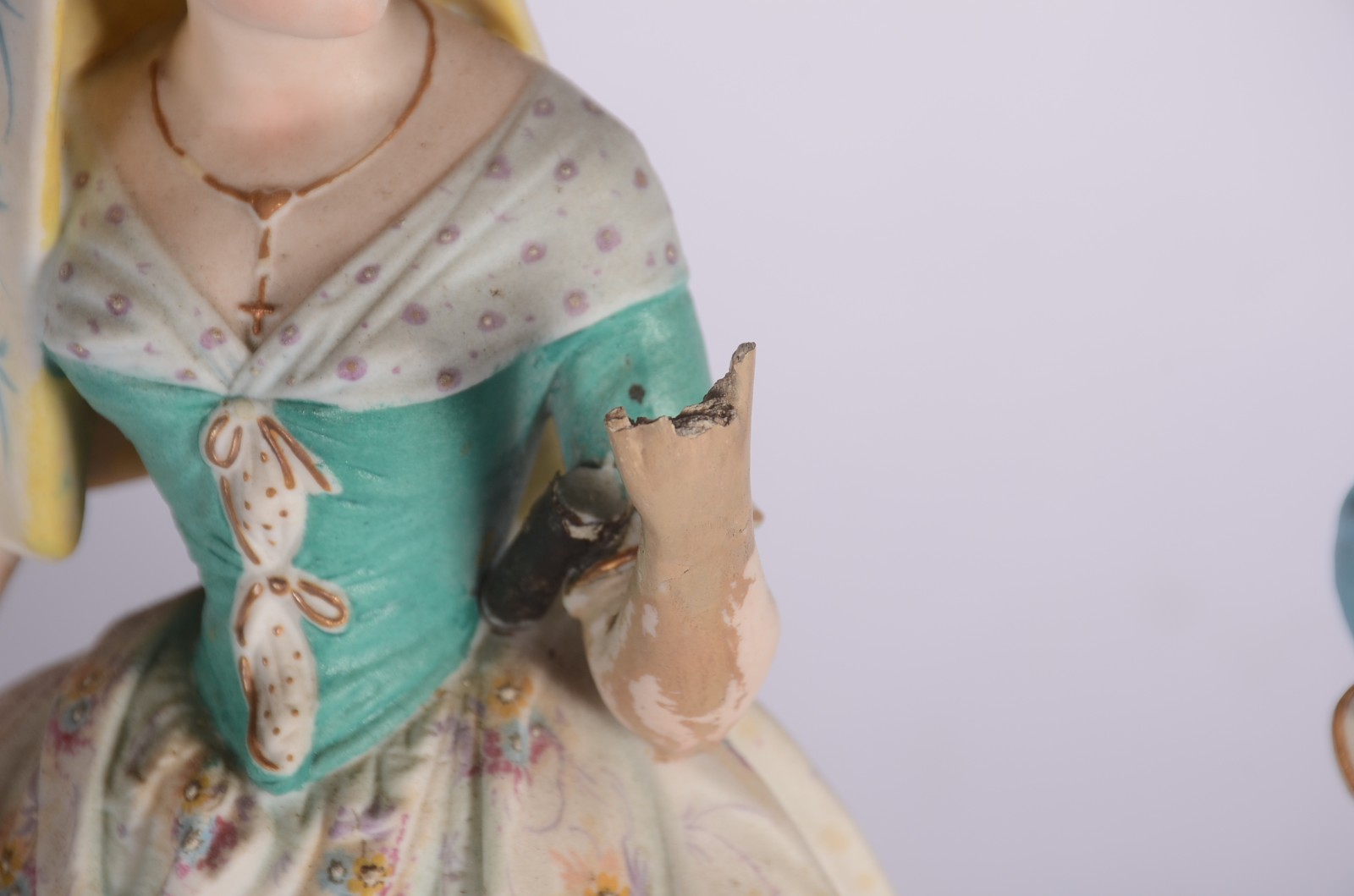 Par de figuras de porcelana policromada representando casal de... - foto 5 de 10