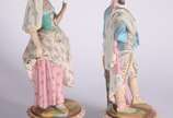 Par de figuras de porcelana policromada represe... - Par de figuras de porcelana policromada representando casal de camponeses. Figura feminina esta quebrada, mão esquerda faltando partes e com col...