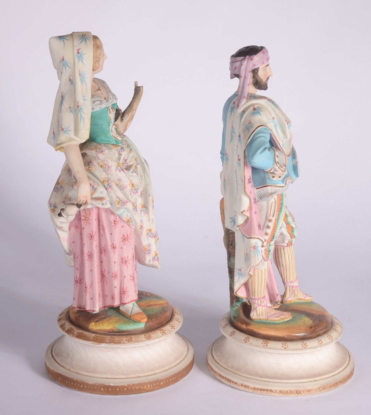 Par de figuras de porcelana policromada representando casal de... - foto 6 de 10