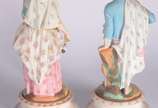 Par de figuras de porcelana policromada represe... - Par de figuras de porcelana policromada representando casal de camponeses. Figura feminina esta quebrada, mão esquerda faltando partes e com col...