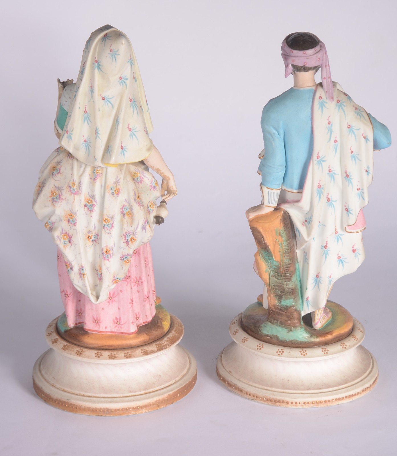Par de figuras de porcelana policromada representando casal de... - foto 7 de 10