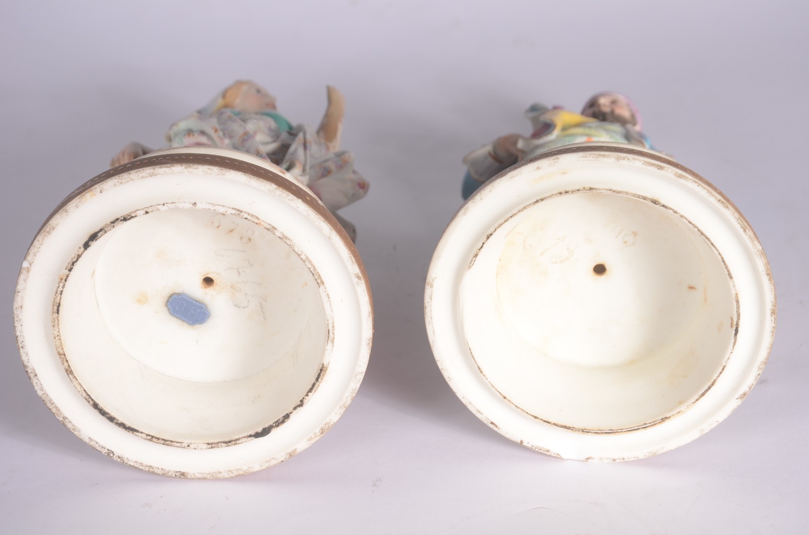 Par de figuras de porcelana policromada representando casal de... - foto 8 de 10