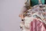 Par de figuras de porcelana policromada represe... - Par de figuras de porcelana policromada representando casal de camponeses. Figura feminina esta quebrada, mão esquerda faltando partes e com col...