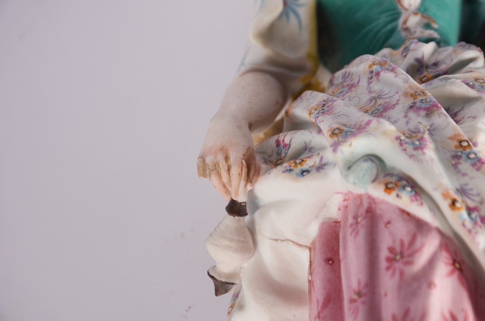 Par de figuras de porcelana policromada representando casal de... - foto 10 de 10