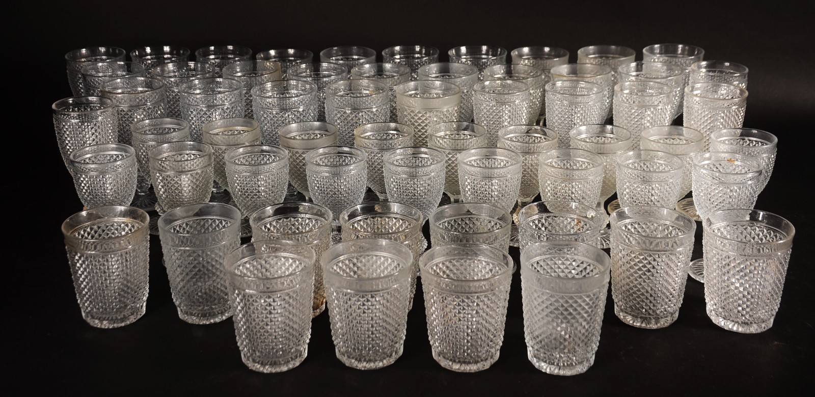 Conjunto de cristal lapidação bico de jaca, composto de: 18 taças... - foto 1 de 8