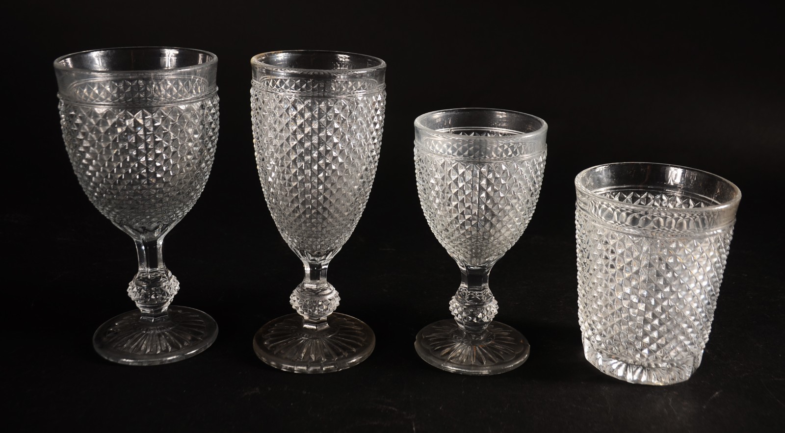 Conjunto de cristal lapidação bico de jaca, composto de: 18 taças... - foto 2 de 8