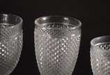 Conjunto de cristal lapidação bico de jaca, com... - Conjunto de cristal lapidação bico de jaca, composto de: 18 taças para vinho branco, 24 para vinho tinto, 6 flutes para champagne e 12 copos par...