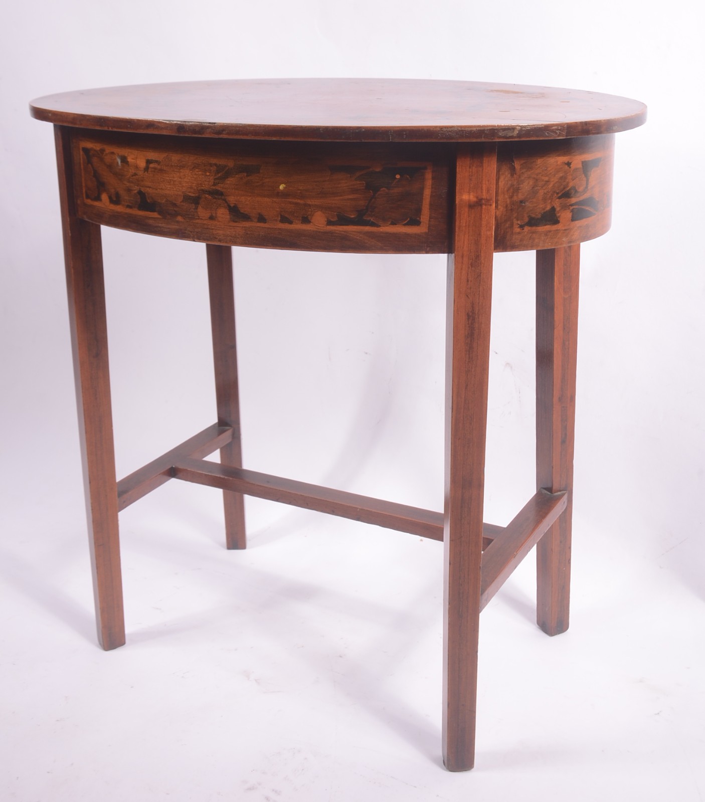Mesa auxiliar de madeira nobre, tampo oval com detalhes em... - foto 1 de 8