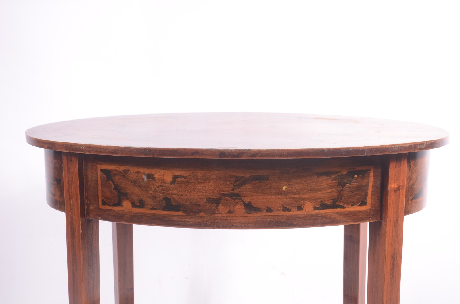 Mesa auxiliar de madeira nobre, tampo oval com detalhes em... - foto 3 de 8