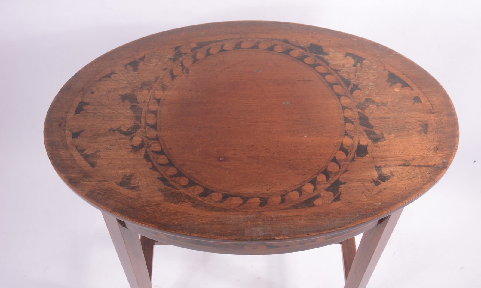 Mesa auxiliar de madeira nobre, tampo oval com detalhes em... - foto 4 de 8