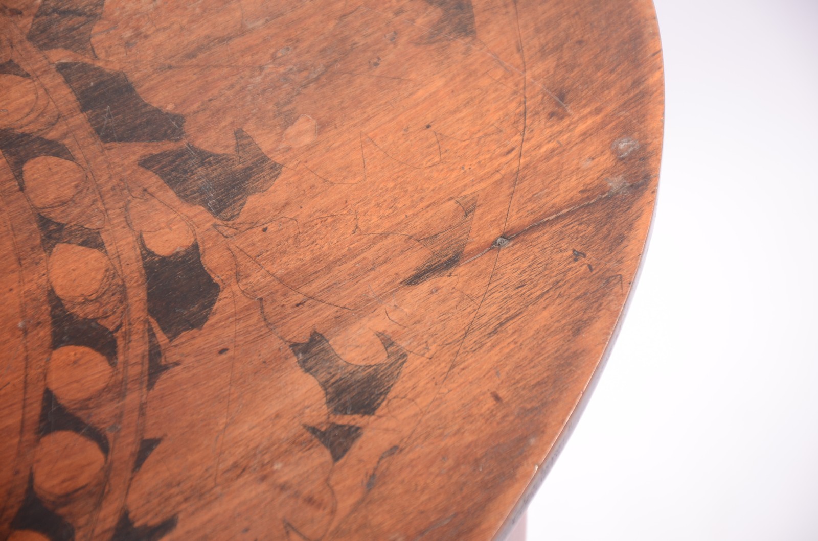Mesa auxiliar de madeira nobre, tampo oval com detalhes em... - foto 6 de 8
