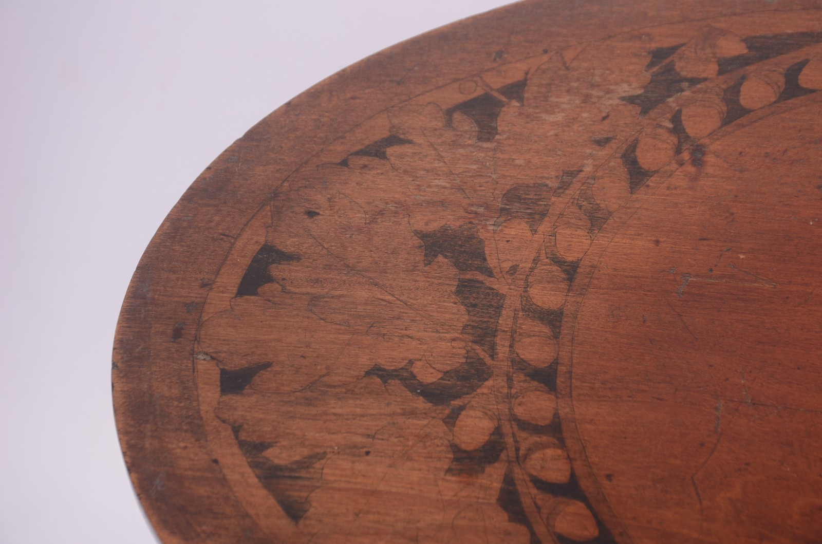 Mesa auxiliar de madeira nobre, tampo oval com detalhes em... - foto 7 de 8