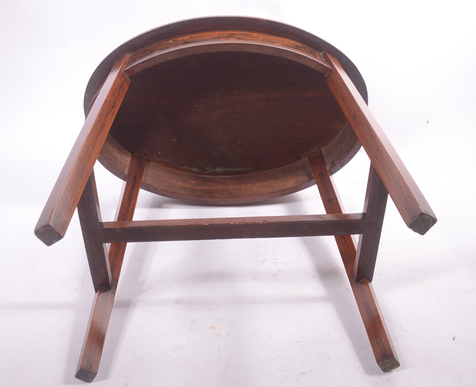 Mesa auxiliar de madeira nobre, tampo oval com detalhes em... - foto 8 de 8