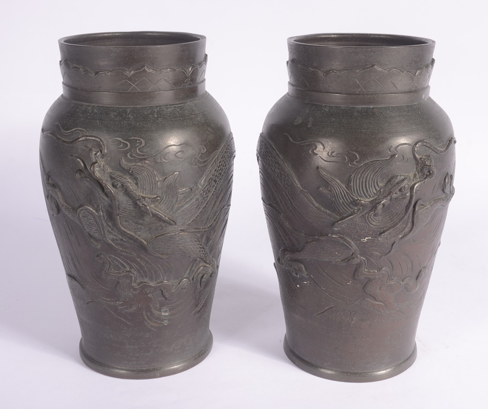 Par de vasos de bronze chinês com figuras de dragões em relevo. - foto 1 de 7