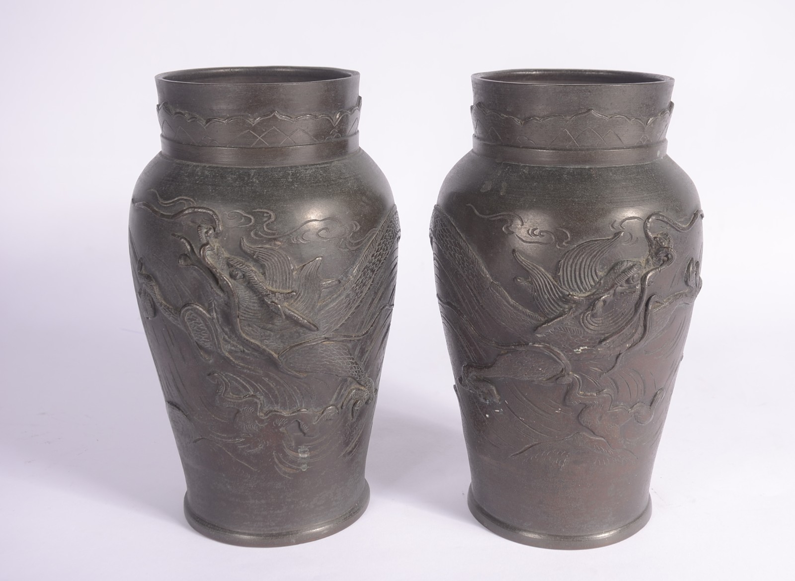 Par de vasos de bronze chinês com figuras de dragões em relevo. - foto 2 de 7